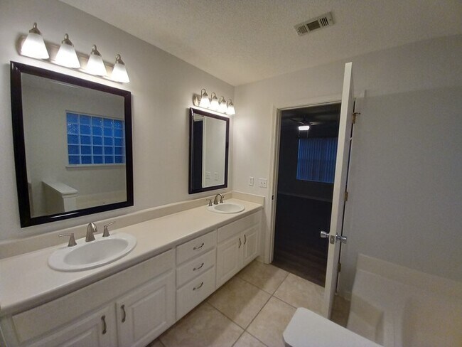 Building Photo - Large 3/2 Family Home that is Conveniently located off Blue Angel PKWY