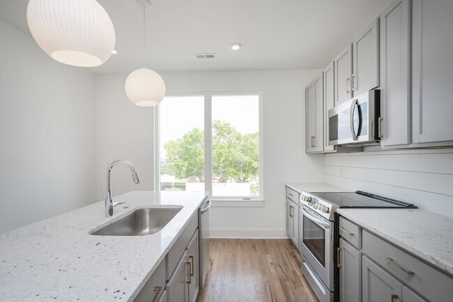 Building Photo - 522 Cliff Cir