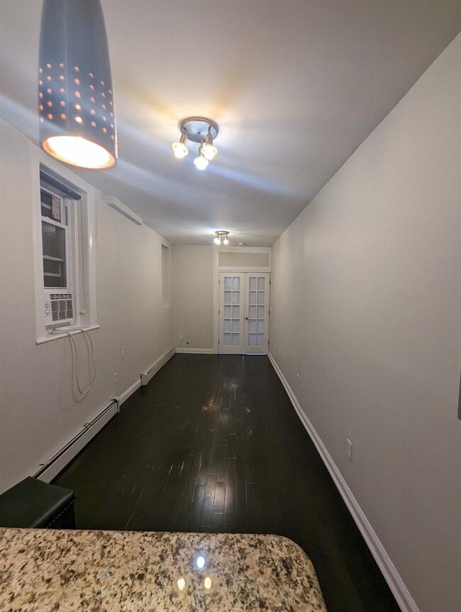 Building Photo - 208 7th St