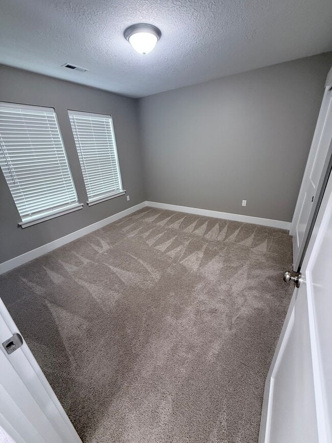 Building Photo - MANAGER SPECIAL: 50% OFF FIRST MONTH'S RENT!