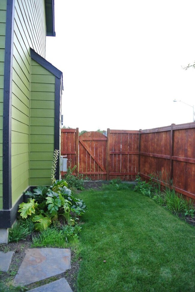 Building Photo - Spacious 3 bedroom in SE Albany