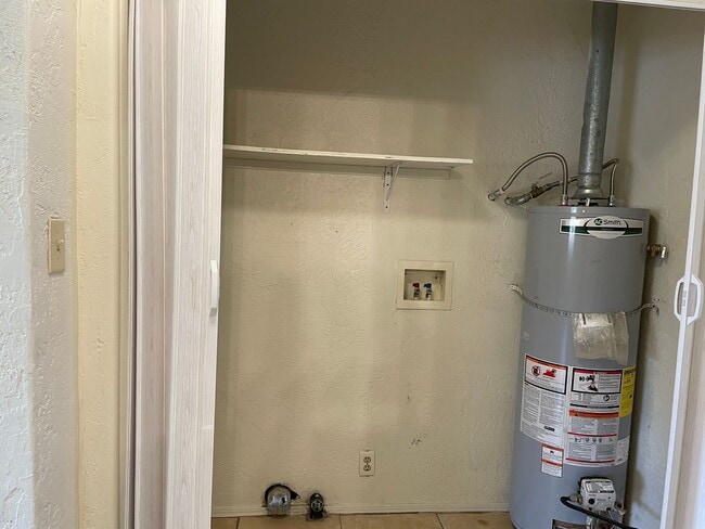 Building Photo - Nice 3 bedroom 1 Bath Home-Fully Fenced Ba...