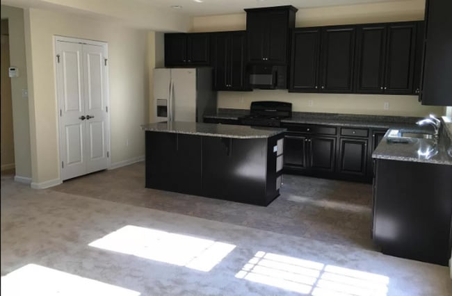 Building Photo - Gorgeous 3 BD/ 2.5 BA Townhouse Available ...