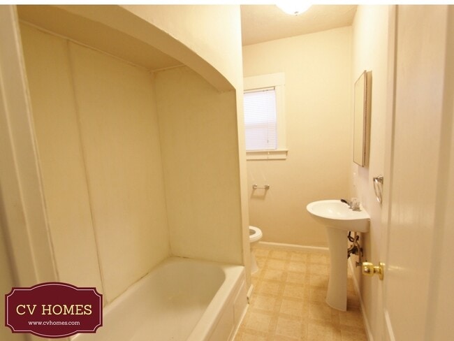 Building Photo - 980 N Broadway St