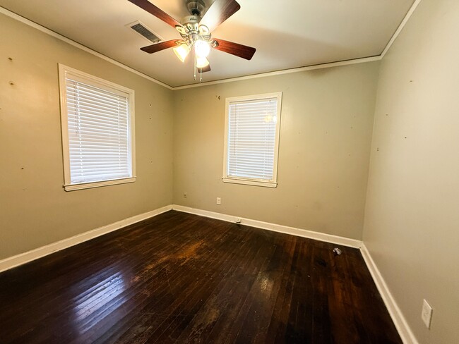 Building Photo - 1027 Waring Rd