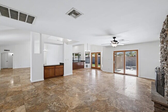 Building Photo - SPARKLING PRIVATE POOL, BEAUTIFUL HOME, UNBEATABLE LOCATION!