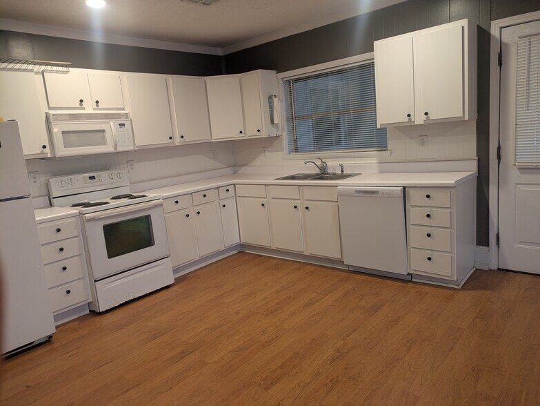 Primary Photo - 1576 Ann St