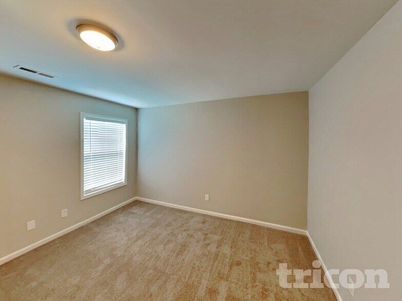Building Photo - 904 Redland Dr