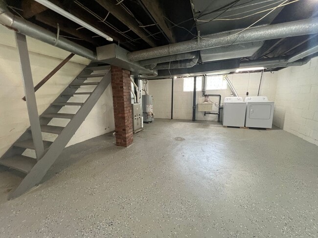 Building Photo - Updated 2BR house with off street parking!
