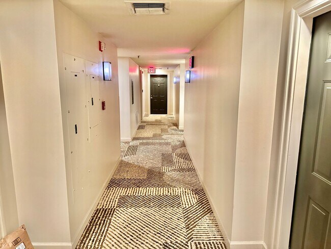 Building Photo - Fantastic 1 Bed with Den/Office/Additional Sleeping area! Conveniently located near Dupont, Logan...