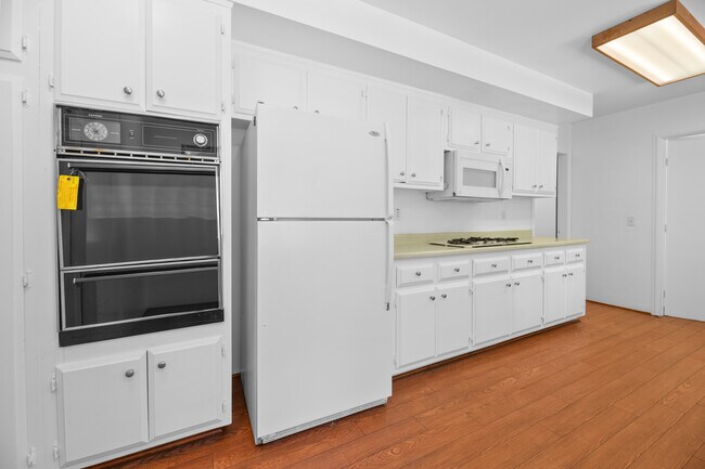 Building Photo - 383 Catalina Rd