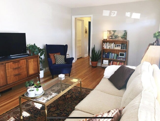 Building Photo - **UPDATED 3-BEDROOM DUPLEX WITH ATTACHED G...