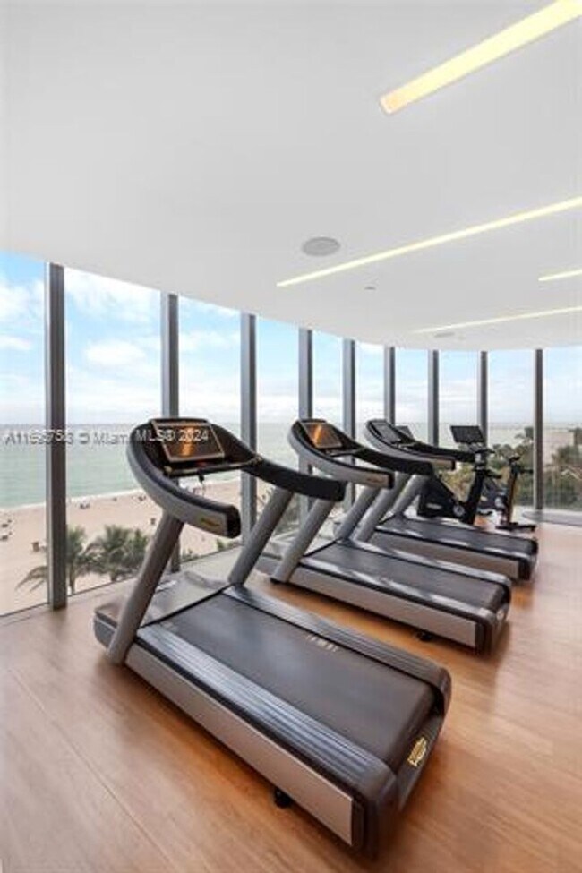 Building Photo - 17475 Collins Ave