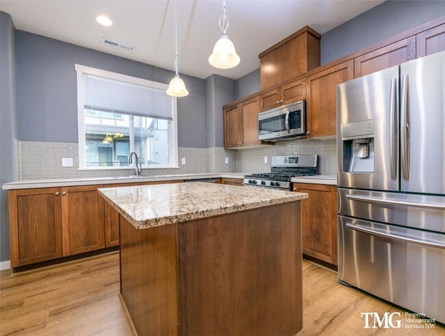 Building Photo - Beautiful 2br/2ba Townhome in Great Wilsonville Location!