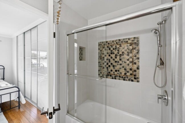 Building Photo - 646 S Ahwanee Terrace