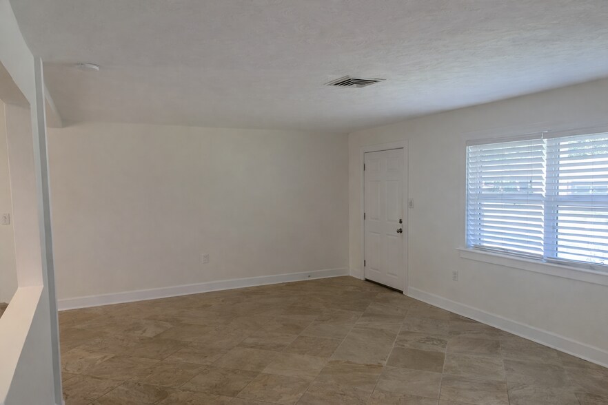 Building Photo - 2714 Grove St