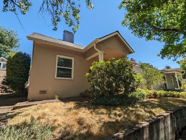 Building Photo - Nice 2 Bedroom, 1-Bath Bungalow Style Home!