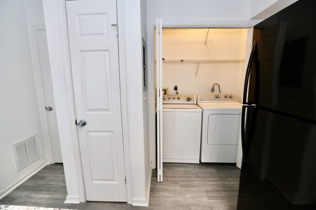 Building Photo - Updated Chimney Hill Condo Available 03-25...