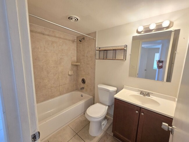 Building Photo - 2 Bed 1 Bath Spacious Apartment