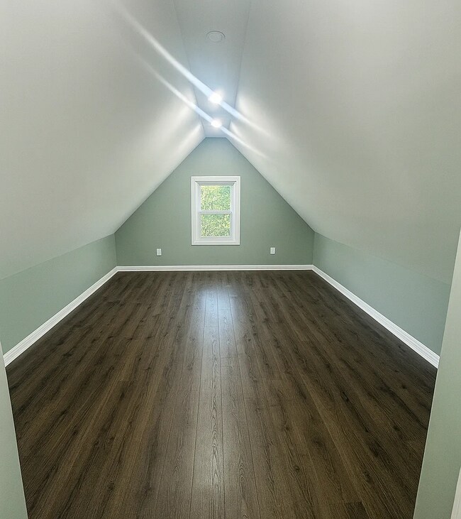 Building Photo - Just renovated, townhouse