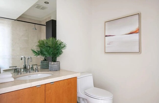 Building Photo - 550 Front St