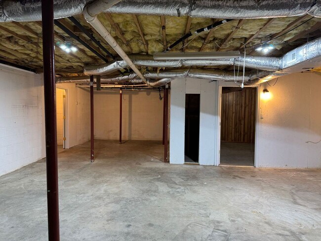 Building Photo - Sango! 3 Bed/2.5 Bath with unfinished base...