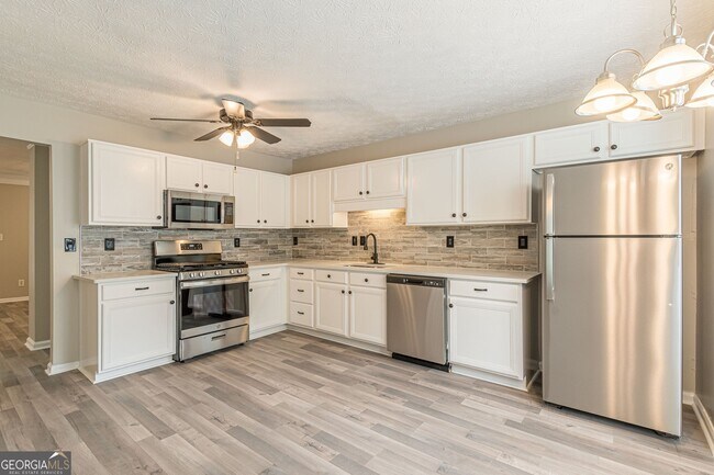 Building Photo - 5895 Hampton Ct