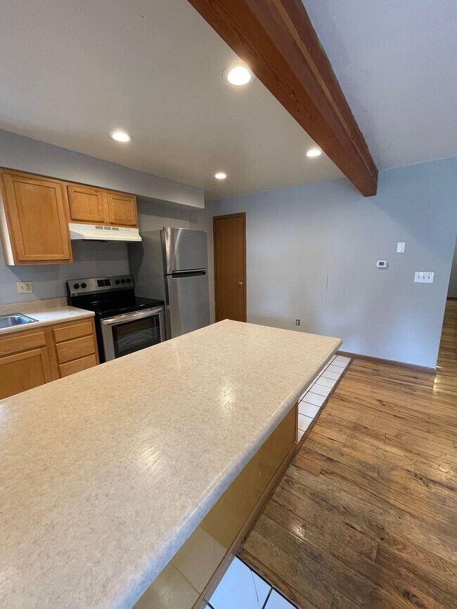 Building Photo - 2163 Indianola Ave