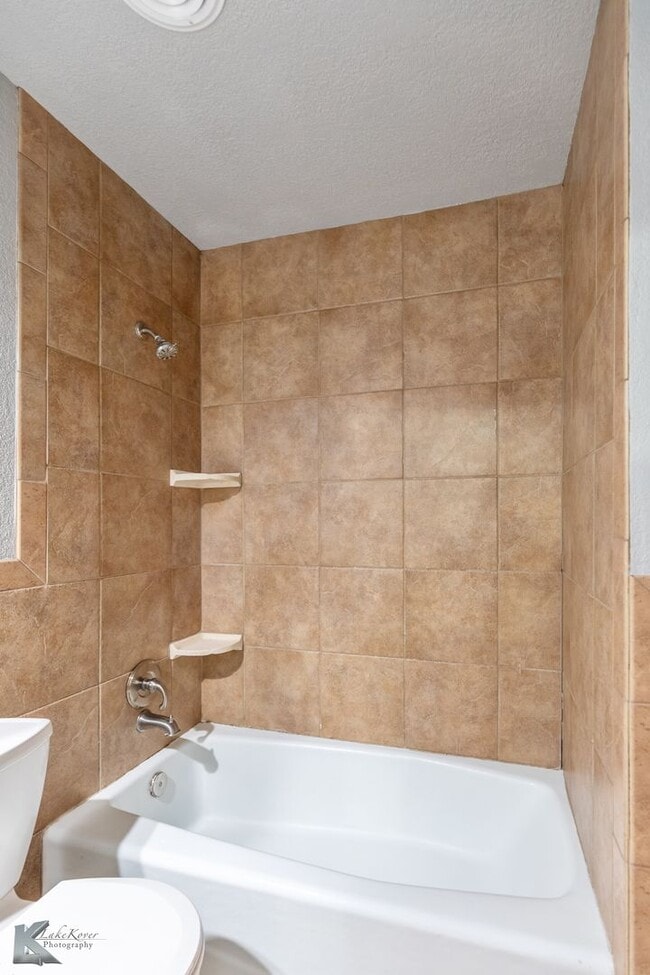 Building Photo - Cul-de-Sac 3/2/2; NEW INTERIOR PAINT DEC 2025; NEW CARPET DEC 2025!