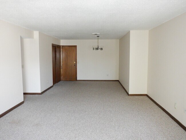 Building Photo - 787 Farmington Ave