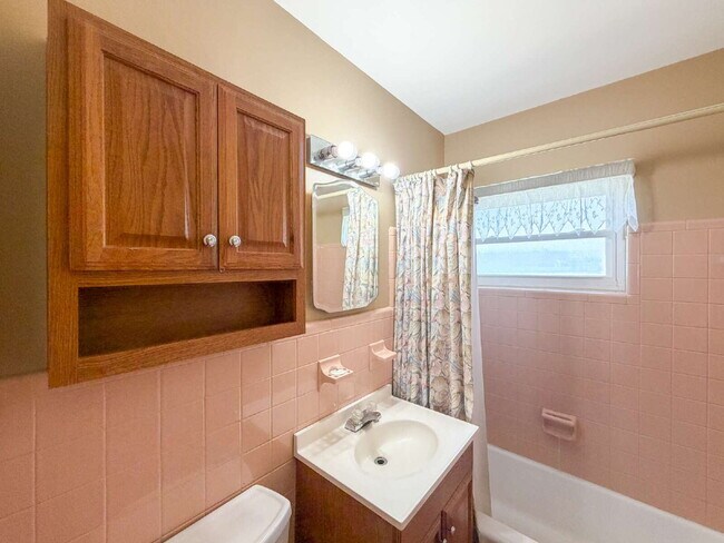 Building Photo - RENT THIS CANAL FRONT HOME WITH ZERO DEPOSIT DOWN