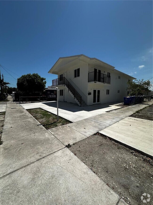 Building Photo - 828 NW 23rd Ct