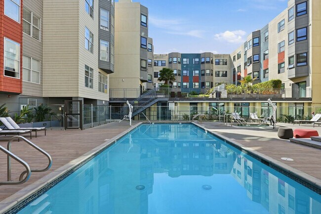 Building Photo - 2000 Post St