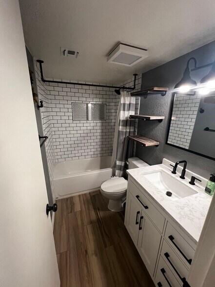 Master Bathroom - 4201 E Camelback Rd