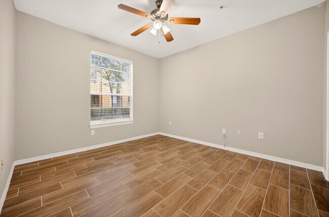 Building Photo - Crescent Place - 16-104