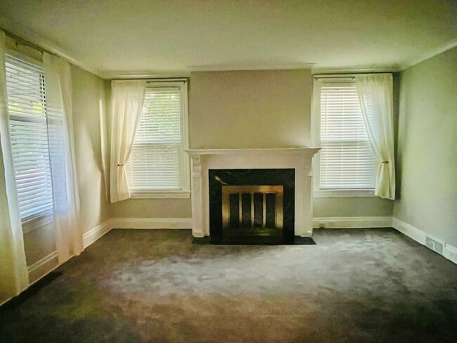 Living room - 115 E Monroe St