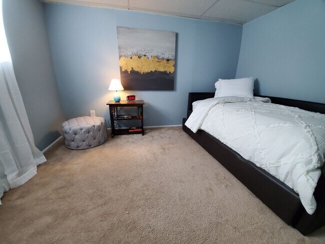 Building Photo - Furnished family home with large fenced backyard