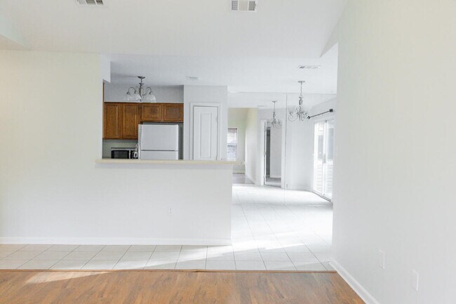 Building Photo - 206 Parkwood Cir