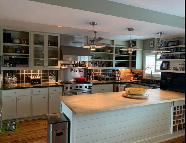 Building Photo - 338 Causeway Dr