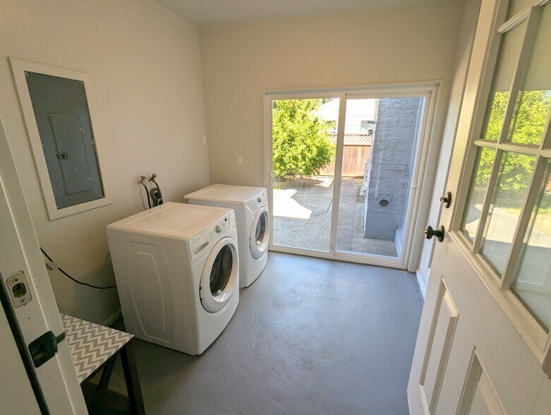 Building Photo - 821 S 117th St