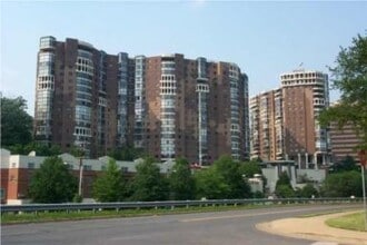 Building Photo - PENTHOUSE CONDO! ROSSLYN!