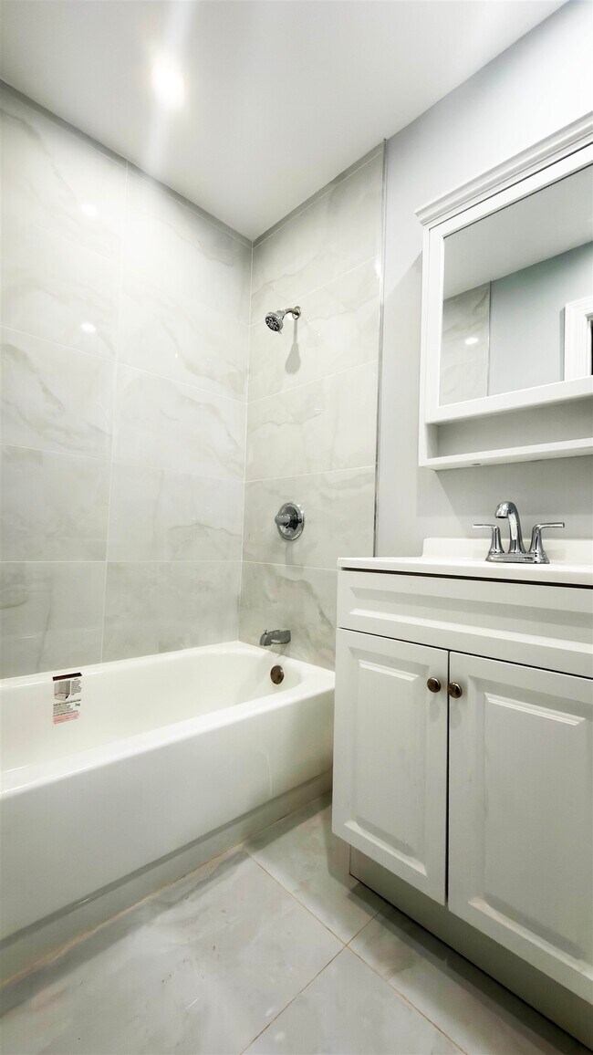 Building Photo - 552 38th St