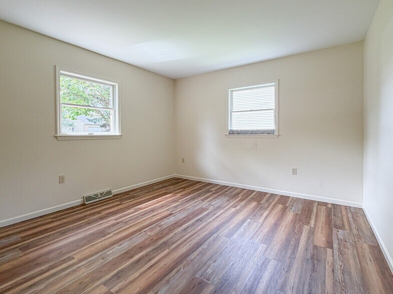 Building Photo - 340 Woodchuck Dr
