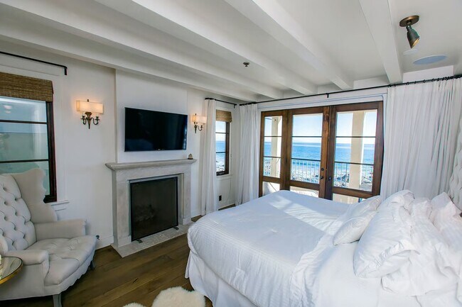 Building Photo - Architectural Beachfront Retreat on Las Flores Sands