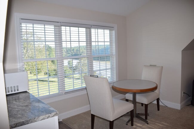 Building Photo - Lake Front 1 Bedroom Apartment - Large Garage & Boat Parking