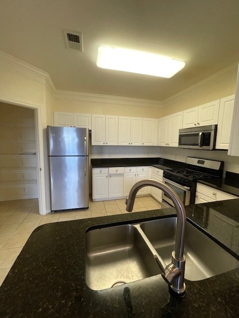 Building Photo - 8 Granite Pl