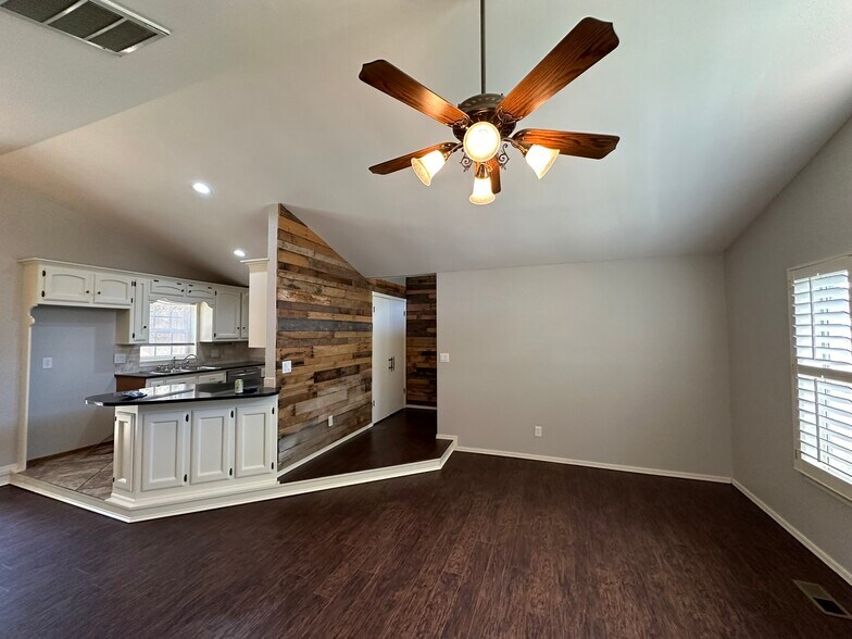 Building Photo - 525 Ridgecrest Rd
