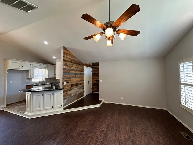 Building Photo - 525 Ridgecrest Rd