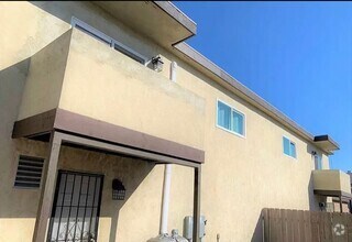 Building Photo - Upstairs 2 bed/1bath with private garage i...