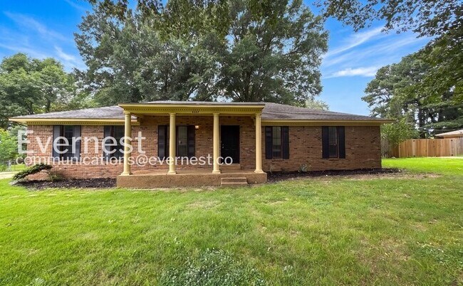 Building Photo - Welcome to a 3-Bed/2-Bath Charming Home with Fenced Yard/Available Now!